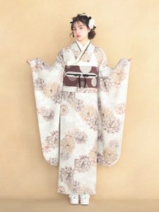 振袖 菊(ベージュ) 帯 縞(白金) 小物別売