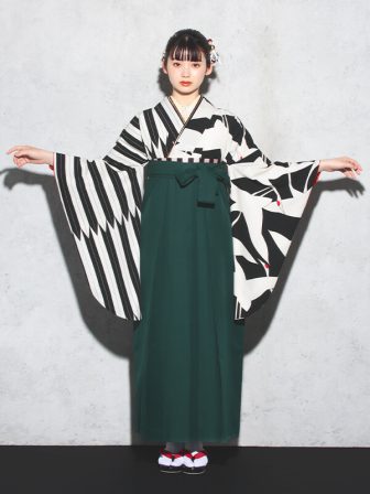 着物と袴のレンタルセット商品画像。袴は緑色。着物は黒色。鶴×矢羽根柄のデザイン。