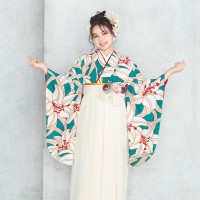 着物と袴のレンタルセット商品画像。袴はオフ色。着物は緑色。百合柄のデザイン。
