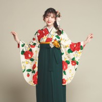 着物と袴のレンタルセット商品画像。袴は緑色。着物はオフ色。乙女椿柄のデザイン。