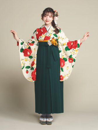 着物と袴のレンタルセット商品画像。袴は緑色。着物はオフ色。乙女椿柄のデザイン。