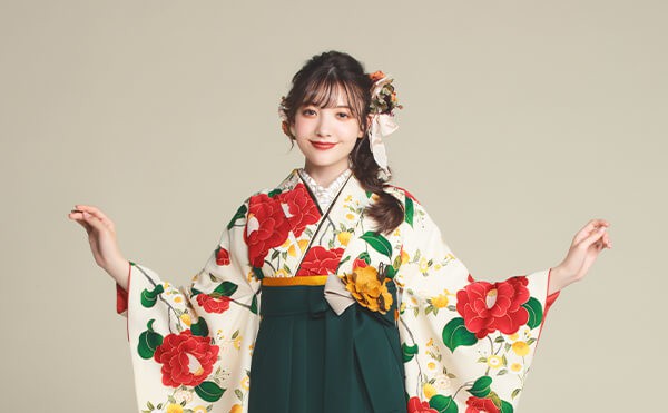 着物と袴のレンタルセット商品画像。袴は緑色。着物はオフ色。乙女椿柄のデザイン。