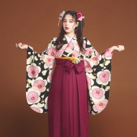 着物と袴のレンタルセット商品画像。袴はえんじ色。着物は黒色。梅柄のデザイン。