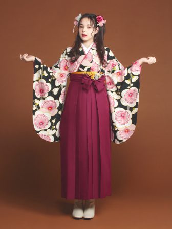 着物と袴のレンタルセット商品画像。袴はえんじ色。着物は黒色。梅柄のデザイン。