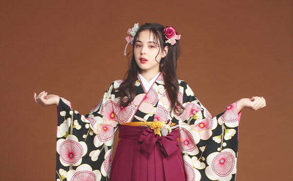 着物と袴のレンタルセット商品画像。袴はえんじ色。着物は黒色。梅柄のデザイン。