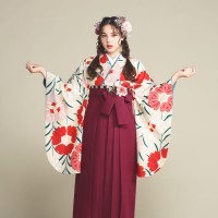 着物と袴のレンタルセット商品画像。袴はえんじ色。着物はオフ色。桜柄のデザイン。