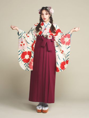 着物と袴のレンタルセット商品画像。袴はえんじ色。着物はオフ色。桜柄のデザイン。