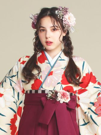 着物と袴のレンタルセット商品画像。袴はえんじ色。着物はオフ色。桜柄のデザイン。上半身アップ画像。