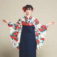 着物と袴のレンタルセット商品画像。袴は紺色。着物はベージュ色。梅椿柄のデザイン。