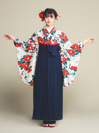 着物と袴のレンタルセット商品画像。袴は紺色。着物はベージュ色。梅椿柄のデザイン。