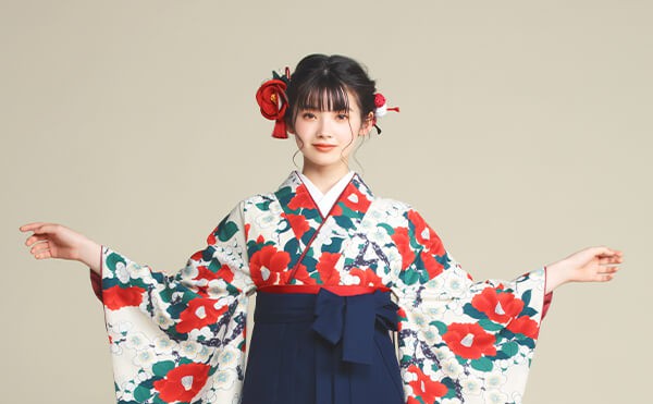 着物と袴のレンタルセット商品画像。袴は紺色。着物はベージュ色。梅椿柄のデザイン。