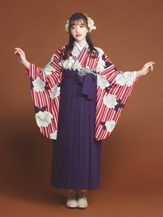 着物と袴のレンタルセット商品画像。袴は紫色。着物はオフ色。縞バラ柄のデザイン。