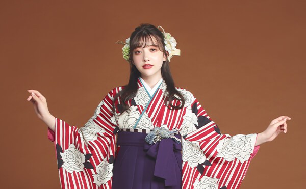 着物と袴のレンタルセット商品画像。袴は紫色。着物はオフ色。縞バラ柄のデザイン。