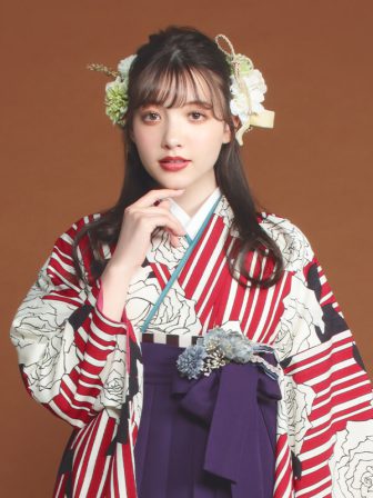 着物と袴のレンタルセット商品画像。袴は紫色。着物はオフ色。縞バラ柄のデザイン。上半身アップ画像。