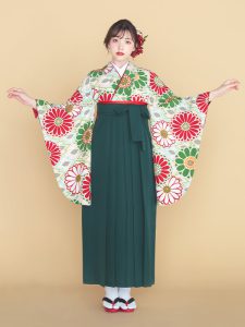 着物と袴のレンタルセット商品画像。袴は緑色。着物は緑色。菊菱柄のデザイン。