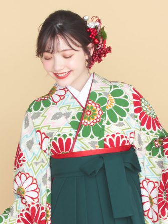 着物と袴のレンタルセット商品画像。袴は緑色。着物は緑色。菊菱柄のデザイン。上半身アップ画像。