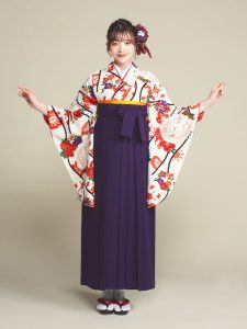 着物と袴のレンタルセット商品画像。袴は紫色。着物はオフ色。たてわく鶴柄のデザイン。
