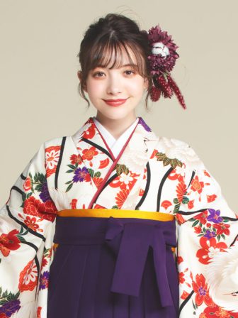 着物と袴のレンタルセット商品画像。袴は紫色。着物はオフ色。たてわく鶴柄のデザイン。上半身アップ画像。