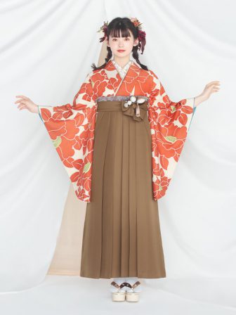 着物と袴のレンタルセット商品画像。袴はブラウン色。着物はオレンジ色。椿柄のデザイン。