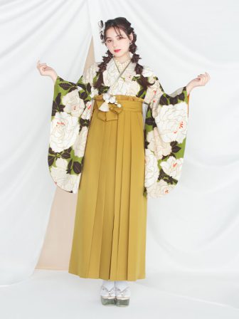 着物と袴のレンタルセット商品画像。袴はカラシ色。着物は抹茶色。バラ柄のデザイン。