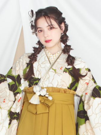 着物と袴のレンタルセット商品画像。袴はカラシ色。着物は抹茶色。バラ柄のデザイン。上半身アップ画像。