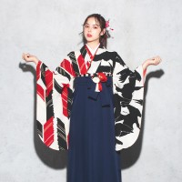 着物と袴のレンタルセット商品画像。袴は紺色。着物はオフ色。烏×矢羽根柄のデザイン。