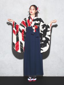 着物と袴のレンタルセット商品画像。袴は紺色。着物はオフ色。烏×矢羽根柄のデザイン。