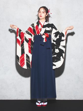 着物と袴のレンタルセット商品画像。袴は紺色。着物はオフ色。烏×矢羽根柄のデザイン。