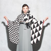 着物と袴のレンタルセット商品画像。袴はグレー色。着物は片身替り/黒色。ウロコ柄のデザイン。