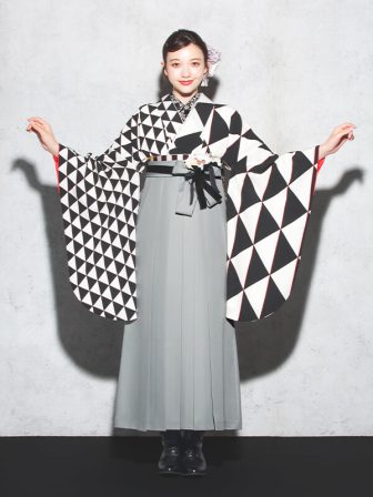 着物と袴のレンタルセット商品画像。袴はグレー色。着物は片身替り/黒色。ウロコ柄のデザイン。