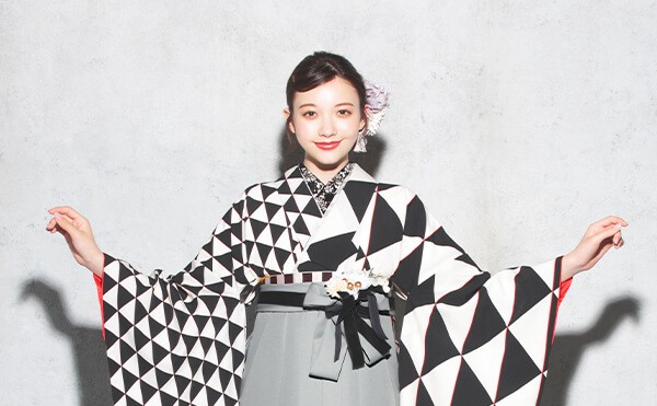 着物と袴のレンタルセット商品画像。袴はグレー色。着物は片身替り/黒色。ウロコ柄のデザイン。