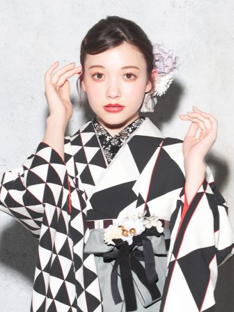 着物と袴のレンタルセット商品画像。袴はグレー色。着物は片身替り/黒色。ウロコ柄のデザイン。上半身アップ画像。