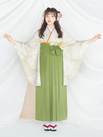着物と袴のレンタルセット商品画像。袴は抹茶色。着物はキャメル色。糸目菊柄のデザイン。