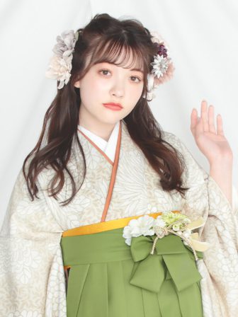 着物と袴のレンタルセット商品画像。袴は抹茶色。着物はキャメル色。糸目菊柄のデザイン。上半身アップ画像。