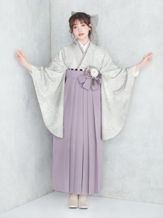 着物と袴のレンタルセット商品画像。袴はラベンダー色。着物はグレー色。糸目菊柄のデザイン。