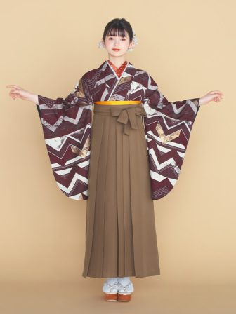 着物と袴のレンタルセット商品画像。袴はブラウン色。着物はチョコレート色。稲妻柄のデザイン。
