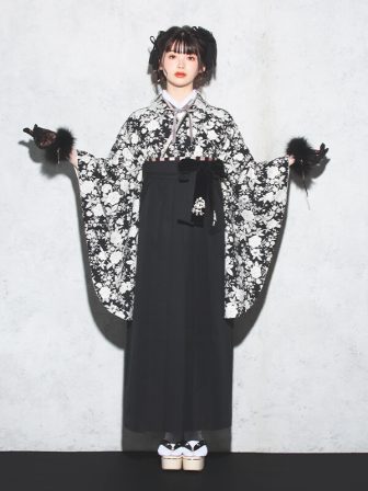 着物と袴のレンタルセット商品画像。袴は黒色。着物は黒色。プチフルール柄のデザイン。