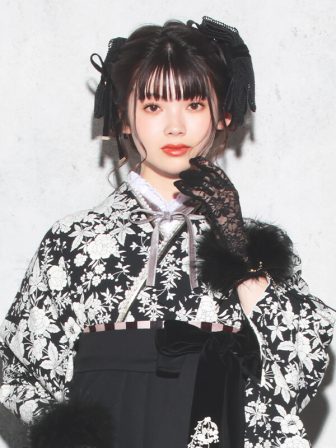 着物と袴のレンタルセット商品画像。袴は黒色。着物は黒色。プチフルール柄のデザイン。上半身アップ画像。
