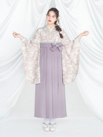 着物と袴のレンタルセット商品画像。袴はラベンダー色。着物はピンク色。プチフルール柄のデザイン。