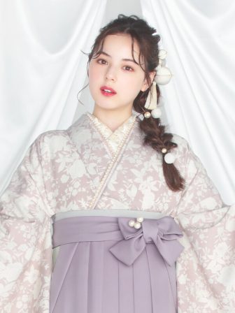 着物と袴のレンタルセット商品画像。袴はラベンダー色。着物はピンク色。プチフルール柄のデザイン。上半身アップ画像。