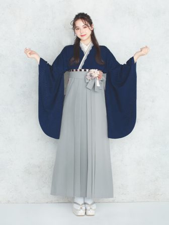着物と袴のレンタルセット商品画像。袴はグレー色。着物は紺色。華亀甲柄のデザイン。