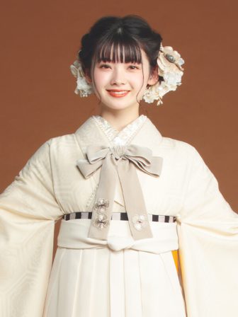 着物と袴のレンタルセット商品画像。袴はオフ色。着物はオフ色。華亀甲柄のデザイン。上半身アップ画像。