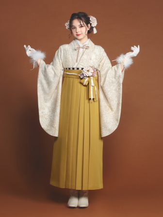 着物と袴のレンタルセット商品画像。袴はカラシ色。着物はバニラ色。牡丹と鉄線柄のデザイン。
