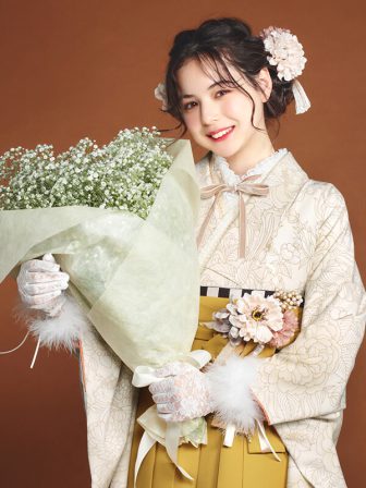 着物と袴のレンタルセット商品画像。袴はカラシ色。着物はバニラ色。牡丹と鉄線柄のデザイン。