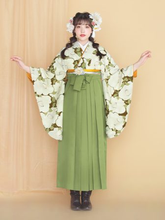 着物と袴のレンタルセット商品画像。袴は抹茶色。着物はオリーブ色。椿づくし柄のデザイン。