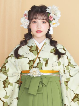 着物と袴のレンタルセット商品画像。袴は抹茶色。着物はオリーブ色。椿づくし柄のデザイン。上半身アップ画像。