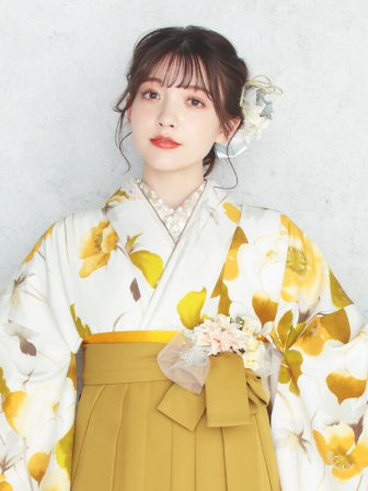 着物と袴のレンタルセット商品画像。袴はカラシ色。着物はカラシ色。アネモネ柄のデザイン。上半身アップ画像。