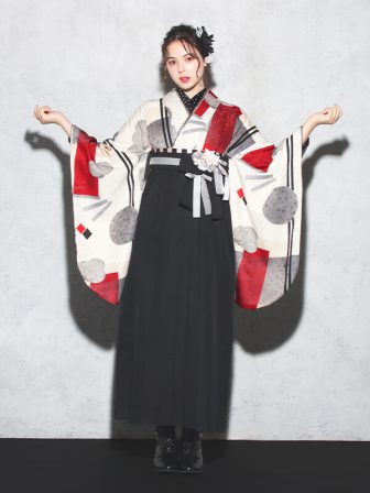 着物と袴のレンタルセット商品画像。袴は黒色。着物は赤色。蕾花柄のデザイン。