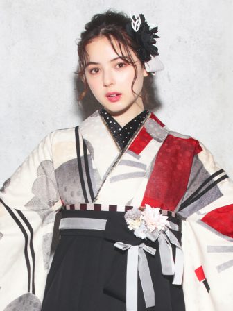 着物と袴のレンタルセット商品画像。袴は黒色。着物は赤色。蕾花柄のデザイン。上半身アップ画像。