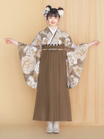 着物と袴のレンタルセット商品画像。袴はブラウン色。着物はカフェオレ色。バラ柄のデザイン。